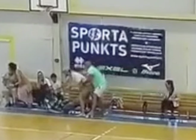 Vecāku konflikts bērnu basketbola spēles laikā.