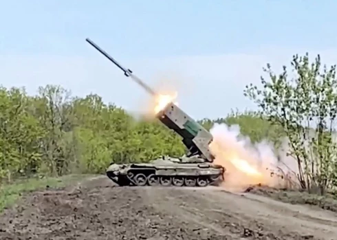 No Krievijas armijas smagās liesmu metēju sistēmas "TOS-1A", ko dēvē arī par "Elles mašīnu" tiek raidīti termobāriskie lādiņi.