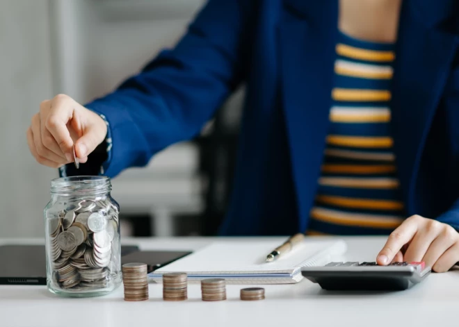 Liela daļa Latvijas iedzīvotāju iegulda vecumam neatbilstošajā pensiju plānā, zaudējot potenciālos ienākumus