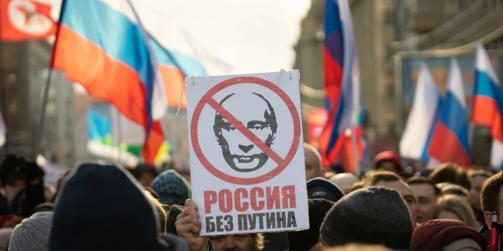 Plakāts ar uzrakstu "Krieviju bez Putina".
