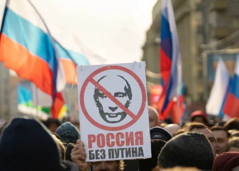 Plakāts ar uzrakstu "Krieviju bez Putina".