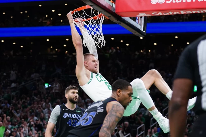 Kristapa Porziņģa lieliskais spēles sākums palīdzēja Bostonas "Celtics" panāk izšķirošo izrāvienu, pēc kura "Mavericks" līdz galam tā arī neatguvās