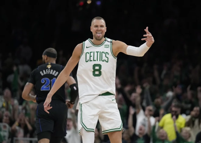 Latvijas basketbolists Kristaps Porziņģis, gūstot 20 punktus, savā debijas spēlē finālos palīdzēja Bostonas "Celtics" sākt Nacionālās basketbola asociācijas (NBA) finālsēriju sākt ar uzvaru.