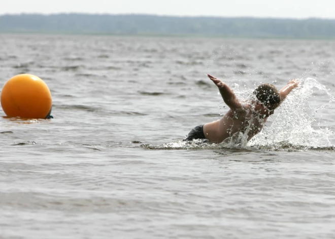 Температура воды в Латвии падает, но в реках и озерах остается выше +20 градусов