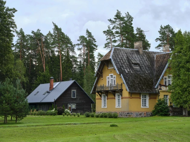 Neatkarīgās Latvijas laikā medību pils pārgāja mežniecības pārziņā, un tajā viesojās smalki kungi, ieskaitot Kārli Ulmani. 