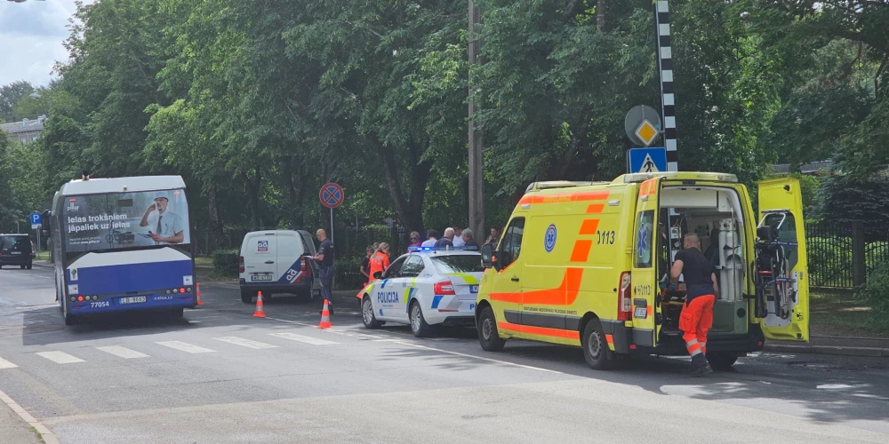 Vietējie iedzīvotāji norāda, ka konkrētā gājēju pāreja esot grūti pārredzama.