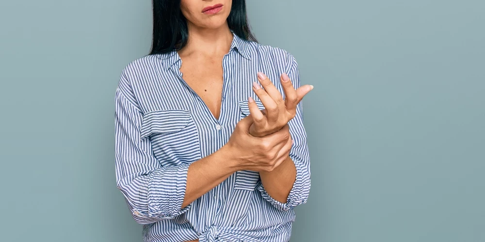 Artrīts ir vienas vai vairāku locītavu iekaisums. Artrīts rodas gadījumos, kad iekaisuma rezultātā baktērijas nokļūst citās ķermeņa daļās un tur rada iekaisumu. Šāda situācija rodas, ja pastāv kāds iekaisuma avots, piemēram, bojāti zobi. Artrīta neārstēšana var novest pie locītavu deformācijas — artrozes. Artrītam raksturīgs pietūkums locītavās, stīvums, kas saglabājas vairākas dienas. Iespējami kustību traucējumi un sāpes locītavās.