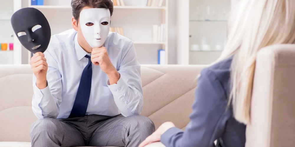 Они могут казаться идеальными джентльменами, улыбаться и говорить комплименты, но под этой очаровательной внешностью может скрываться что-то еще.