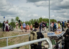 Foto: atklāj jaunus gājēju un velobraucēju celiņus no Cēsīm līdz pagriezienam uz Līviem