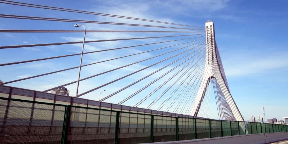 Viens pretendents par tiltu uzturēšanu prasa 6 miljonus, bet otrs 48 miljonus eiro.