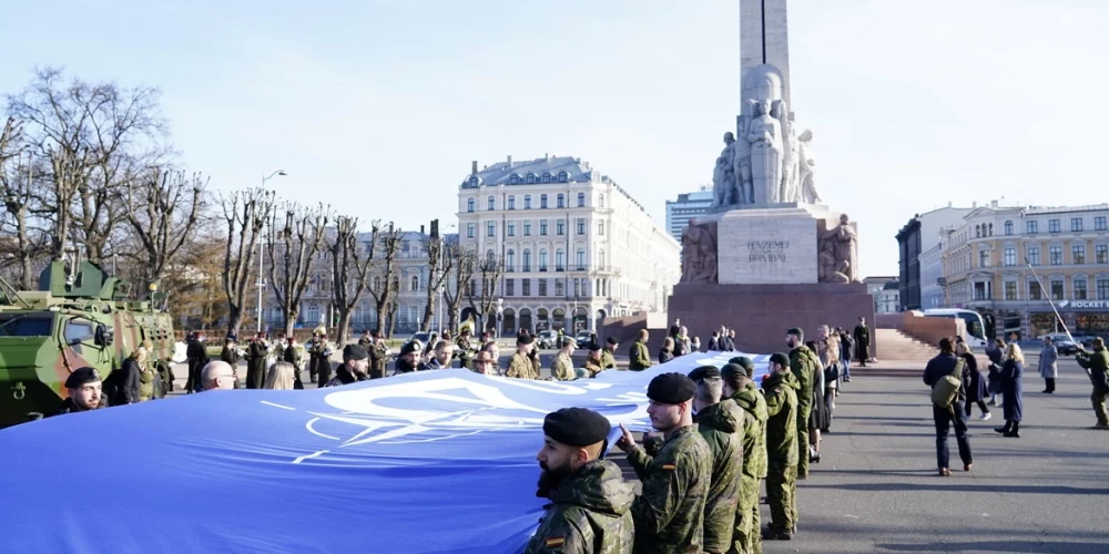 У памятника Свободы проходит торжественное мероприятие - развертывание большого флага "Латвия НАТО-20", посвященное 20-летию членства Латвии в НАТО.