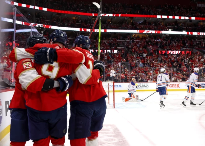 "Panthers"bez Balinska Stenlija kausa finālsērijas pirmajā spēlē pārspēj "Oilers"