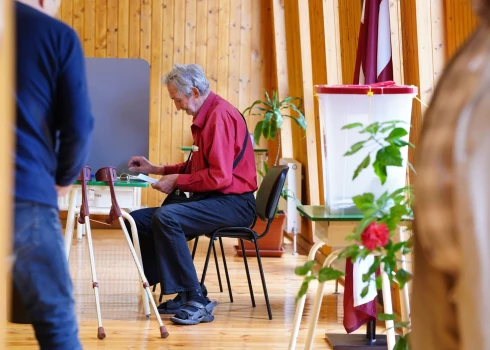 Ienākot datiem no ārvalstu vēlēšanu iecirkņiem, nedaudz palielinājies EP vēlētāju aktivitātes rādītājs Latvijā.