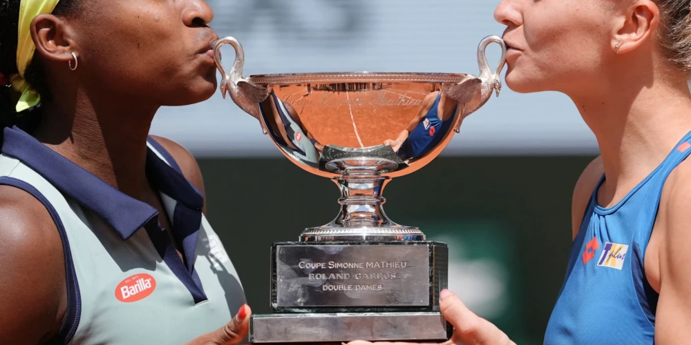 Korija Gofa un Kateržina Sinjakova pēc "French Open" dubultspēļu triumfa