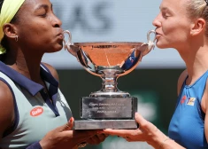 Korija Gofa un Kateržina Sinjakova pēc "French Open" dubultspēļu triumfa