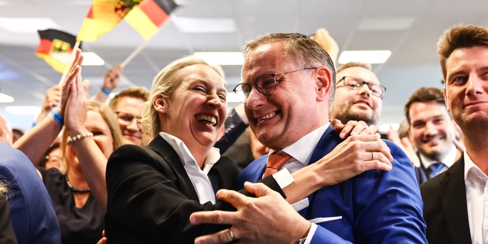 "Alternatīva Vācijai" (AfD) līdzpriekšsēdētājs Tino Hrupalla (pa labi) un partijas priekšsēdētāja vietniece Alise Veidele (pa kreisi) līksmo par partijas panākumiem Eiropas parlamenta vēlēšanās