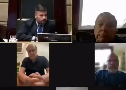 Sezars Maia (apakšā pa kreisi) apspriedes laikā ērti iekārtojies labierīcībās (ekrānuzņēmums no "X")