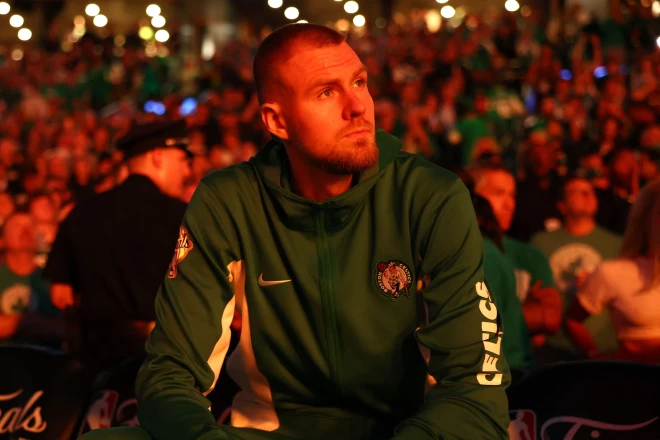 Kristaps Porziņģis mača ceturtās ceturtdaļas vidū pamežģīja labo potīti. Latvietis turpināja spēlēt vairākas minūtes līdz nākamajam pārtraukumam, tomēr viņa kustībās bija edzams diskomforts, bet pēc došanās uz rezervistu soliņa, Kristapa sejā bija arī sāpju grimases.
