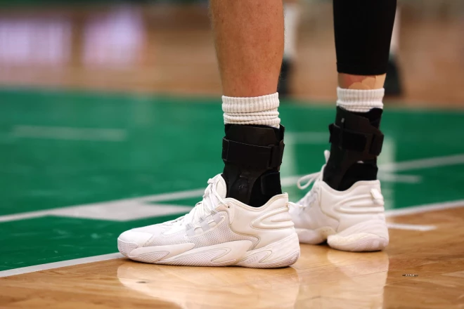 Kristaps Porziņģis pamežģīja potīti, neraugoties uz speciālajiem potīšu aizsargiem uz abām kājām.
