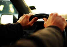 Pārpratums uz ceļa – šoferis, kam seko likumsargi, nesaprot, vai viņam ir jāapstājas