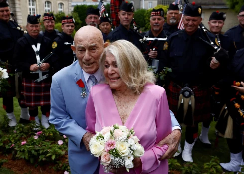Mīlestība nepazīst vecumu! Simtgadīgais kara veterāns apprecas ar tikai nedaudz jaunāko mīļoto
