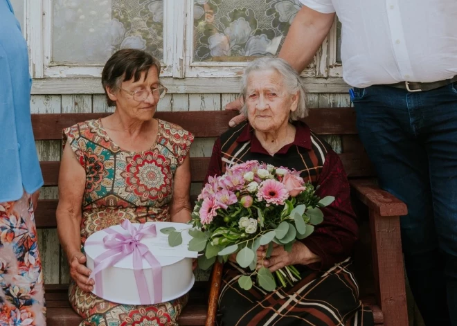 Velta Anete no Zaļeniekiem nosvinējusi apaļo 100. dzimšanas dienu 