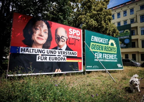 Vācijas kanclera Olafa Šolca sociāldemokrātiem un Zaļo partijai (plakāts pa labi) Eiropas Parlamenta vēlēšanās neklājās tik labi, kā cerēts (foto: Scanpix / EPA)