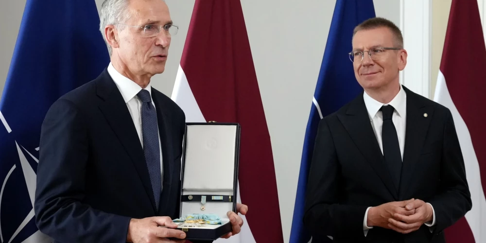 ФОТО: Ринкевич вручил генсеку НАТО Столтенбергу высшую госнаграду - орден Трех звезд