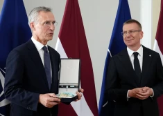 ФОТО: Ринкевич вручил генсеку НАТО Столтенбергу высшую госнаграду - орден Трех звезд