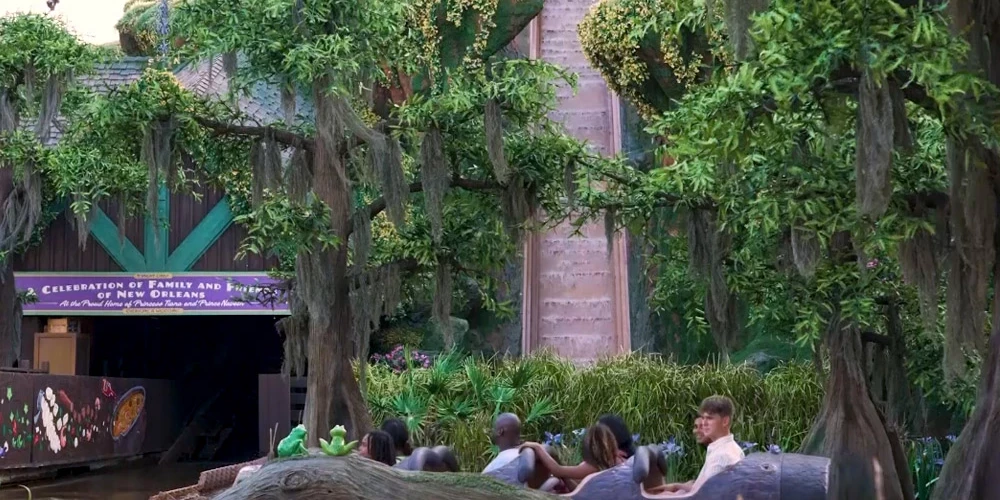 Disneja paziņojums, ka tas pārveidos savu ilggadējo braucienu "Splash Mountain" par "Tiana's Bayou Adventure", tika veikts 2020. gada jūnijā pēc sociālā taisnīguma protestiem.