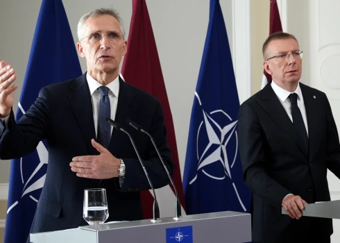 Valsts prezidents Edgars Rinkēvičs (no labās) un NATO ģenerālsekretārs Jenss Stoltenbergs piedalās preses konferencē pēc tikšanās Rīgas pilī.