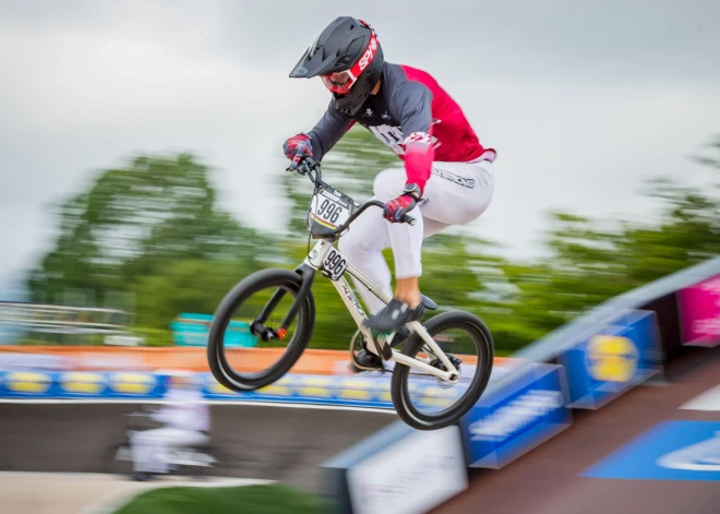 Parīzes olimpiskajām spēlēm kvalificējušies divi Latvijas BMX riteņbraucēji