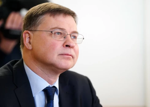 В политике с 2002 года: правительство в третий раз выдвинуло Домбровскиса на пост еврокомиссара