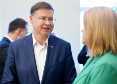 Partijas "Jaunā vienotība" līderis Eieopas Parlamenta (EP) vēlēšanās, Eiropas Komisijas priekšsēdētājas izpildvietnieks Valdis Dombrovskis ar Ministru prezidenti Eviku Siliņu