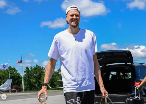 Smaidīgs Kristaps Porziņģis ierodas lidostā, lai dotos uz Dalasu.