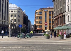 FOTO: viena roka nezina, ko otra dara? Rīgas Dome tomēr aizvāks neglīto barjeru Vecrīgas priekšā