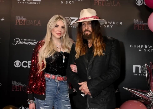 Billijs Rejs Sairuss un viņa trešā sieva Džoanna Rouza Hodžesa jeb Firerose šā gada 30. janvārī.