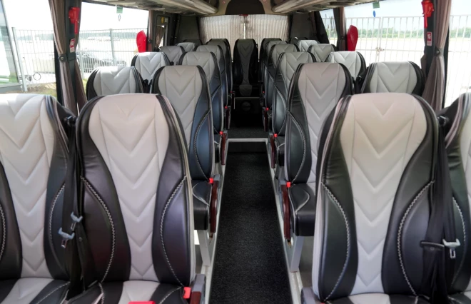 Автобусы оборудованы просторными местами, где можно разместить также ручную кладь, и отдельным отсеком для более крупного багажа.