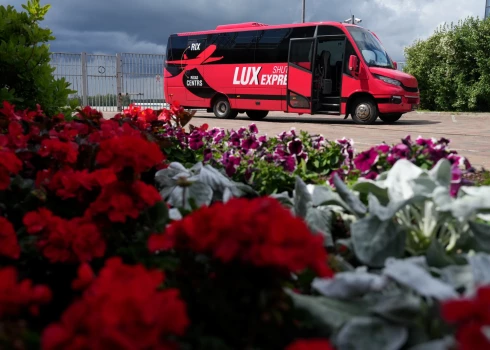 ФОТО: вот как внутри и снаружи выглядит мини-автобус Lux Express, курсирующий из центра Риги в аэропорт