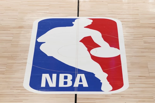 NBA logotipā attēlots driblējošs Džerijs Vests, kura iesauka tāpēc arī bija Logo kungs (Mr. Logo) jeb Galotnes kungs (Mr. Clutch).