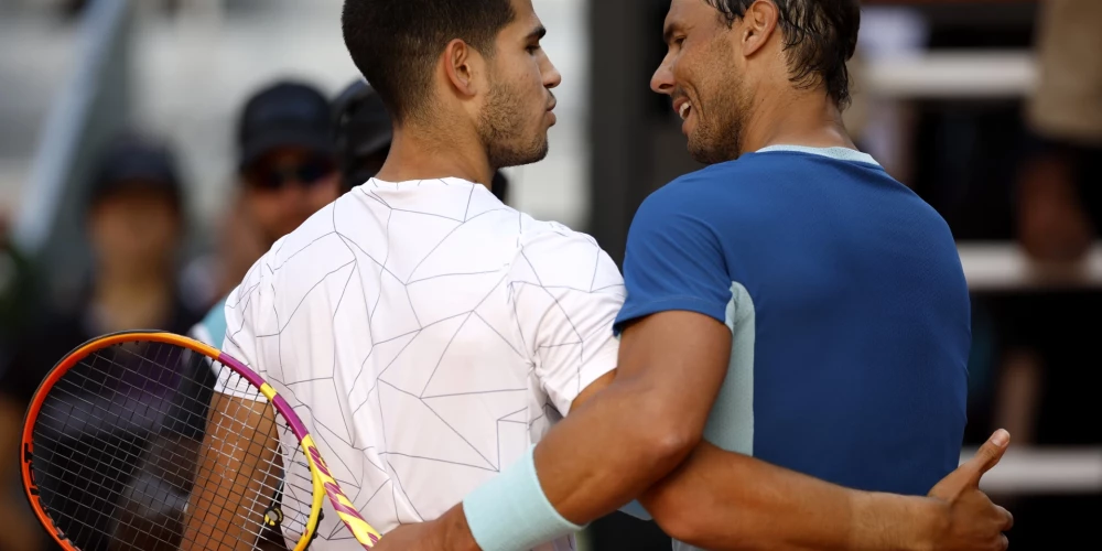 Karloss Alkarass (pa labi) un "mala karalis" Rafaels Nadals "Roland Garros" kortos izklausās ļoti draudīgs pāris.