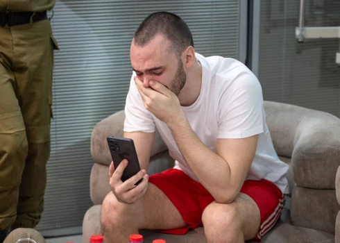 Андрей Козлов разговаривает по телефону после освобождения из плена, 8 июня 2024 года.