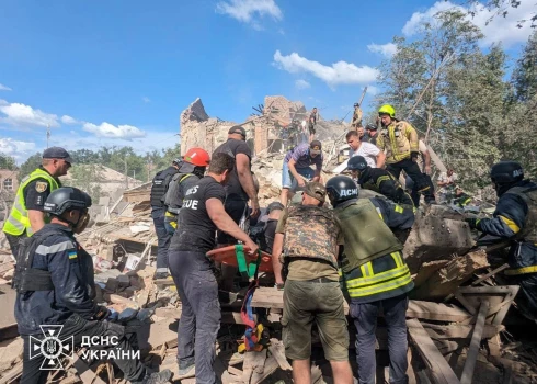 Pēc Krievijas asiņainā raķeštrieciena Zelenska dzimtajā Krivijrihā izsludina sēras; Krievijā ierastā reakcija — ukraiņi paši sevi apšaudīja