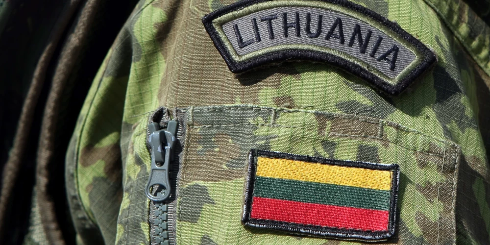Jau 17 gadu vecumu sasniegušajiem jauniešiem, kuri būs iekļuvuši iesaucamo sarakstā, būs jāveic veselības pārbaude, un, ja viņi būs formā, viņi dienestā dosies tikai pēc 18 gadu vecuma sasniegšanas.