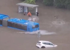 Суперливень в Москве - прямо на улице утонул автобус