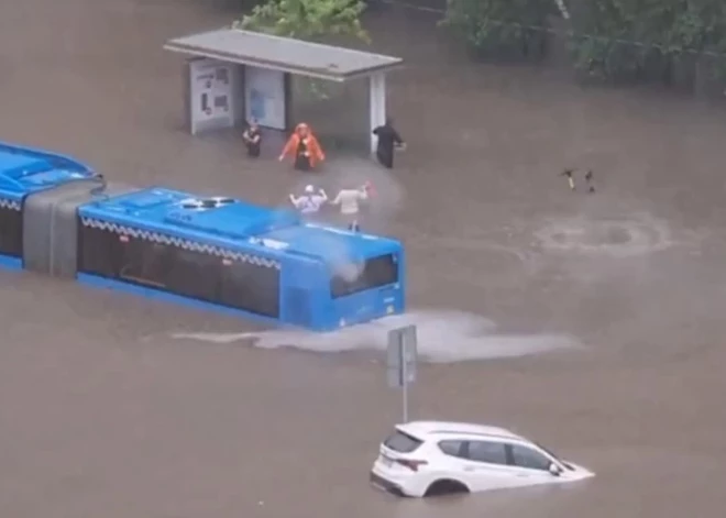 Суперливень в Москве - прямо на улице утонул автобус