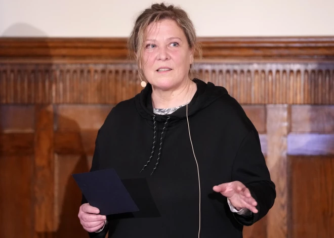 Lielās talkas priekšniece Vita Jaunzeme sniedz pirmo palīdzību zalktim