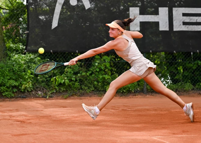 Semeņistaja pieveic kādreizējo pasaules 22. raketi un pietuvojas WTA ranga simtniekam