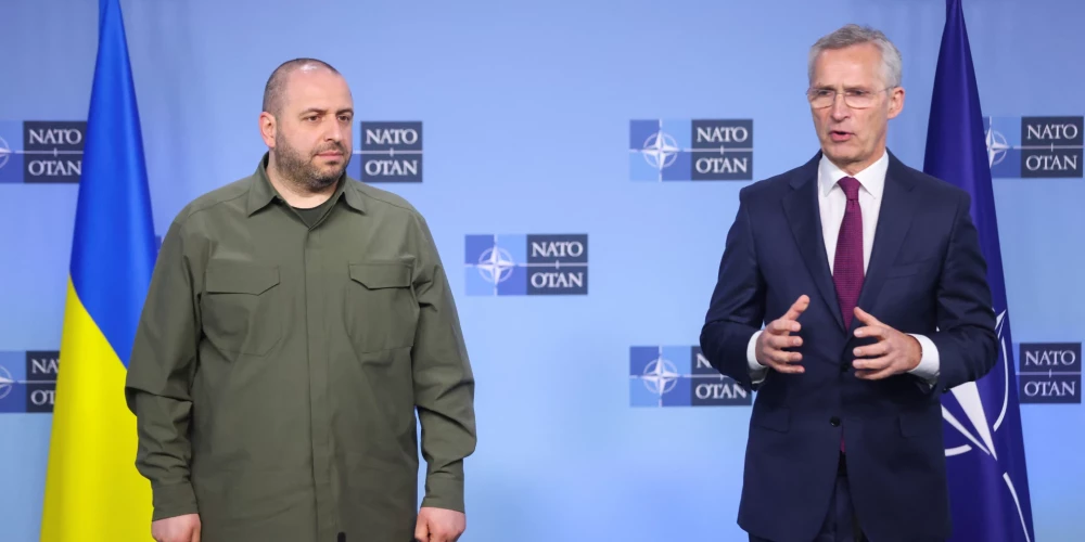 NATO ģenerālsekretārs Jenss Stoltenbergs un Ukrainas aizsardzības ministrs Rustems Umerovs uzrunā presi NATO aizsardzības ministru sanāksmes laikā alianses galvenajā mītnē Briselē, 