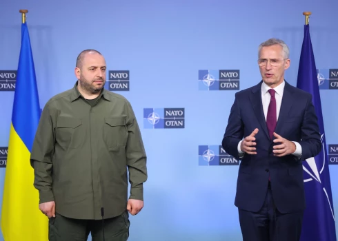 NATO ģenerālsekretārs Jenss Stoltenbergs un Ukrainas aizsardzības ministrs Rustems Umerovs uzrunā presi NATO aizsardzības ministru sanāksmes laikā alianses galvenajā mītnē Briselē, 